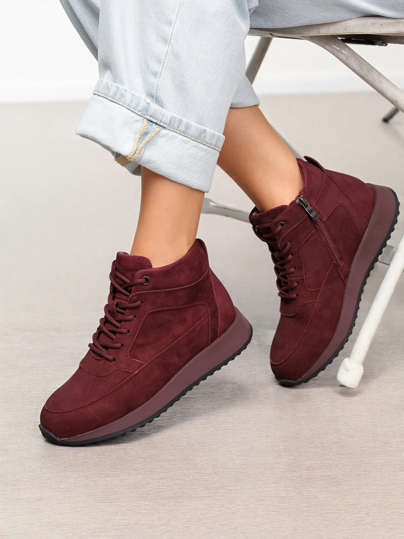 Ботинки бордового цвета на низкой рельефной подошве